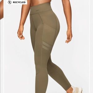 NWT Stronger Leggings with Pockets Size Small *Selling matching top separately